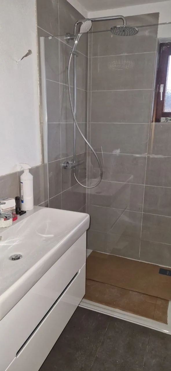 Neues Bad mit Glasdusche, Regenbrause und weißem Waschtisch