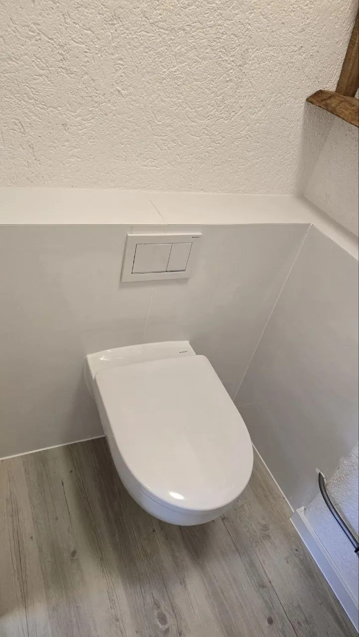 Neu montiertes Wand-WC im Gäste-Bad