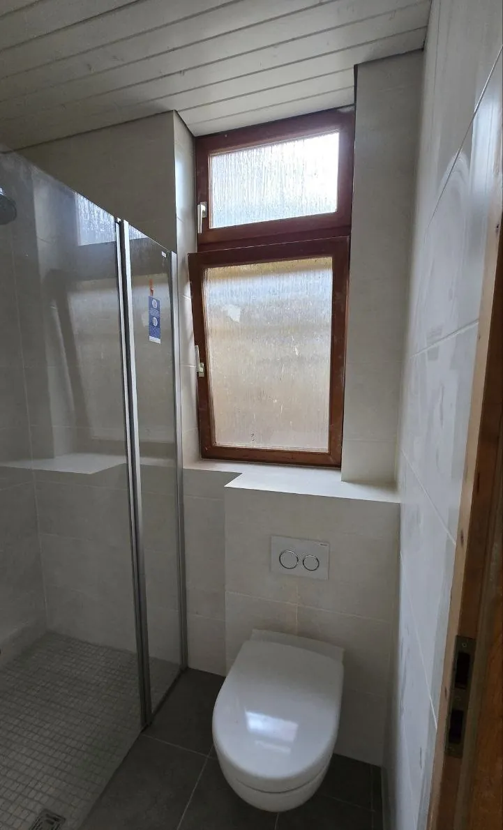 Fertiges WC unter der Dachschräge, daneben die neue Dusche