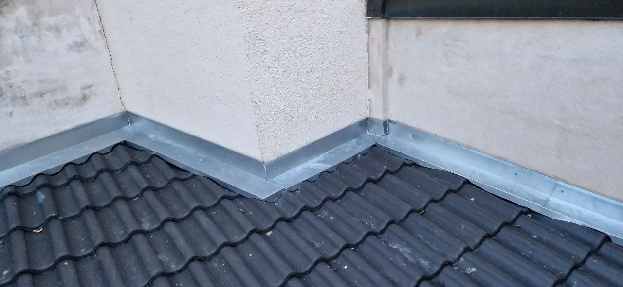 Sauber gekantetes Anschlussblech zwischen Dach und Hauswand