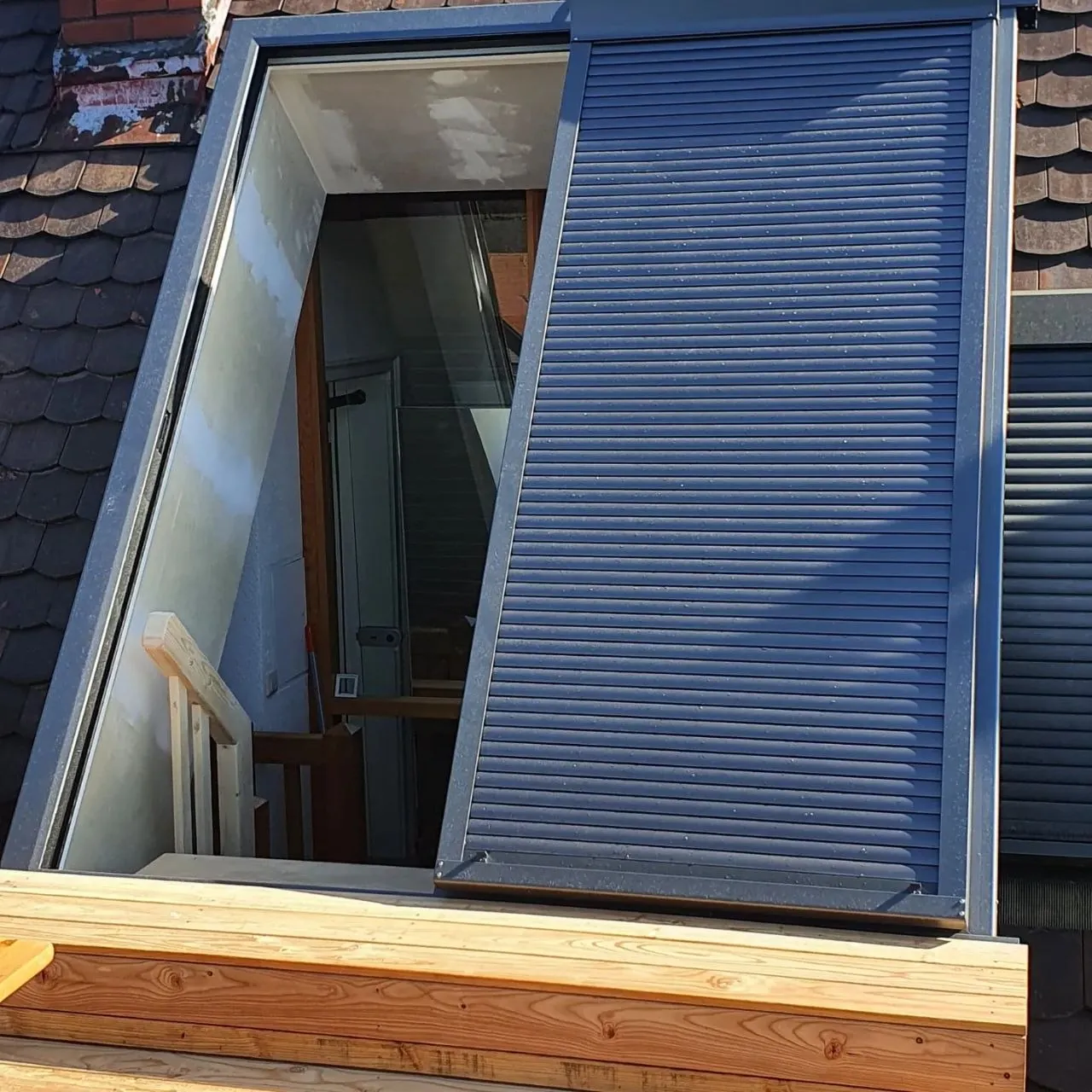 Neue Dachgaube mit eingebautem Fenster und Rollladen