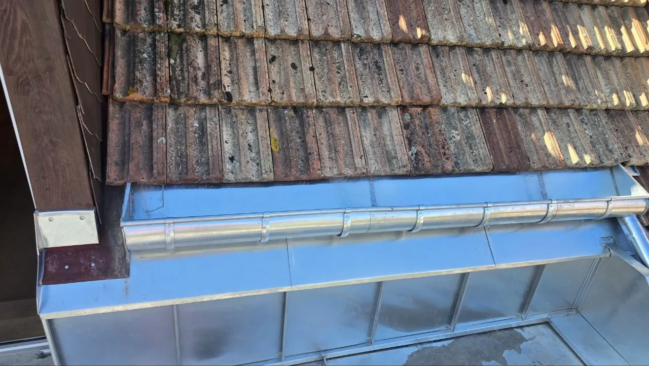 Neue verzinkte Dachrinne und Blechverkleidung am Dachrand