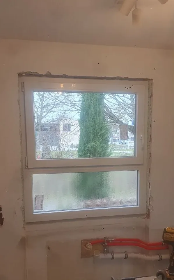 Nachher: das neue weiße Fenster an derselben Stelle