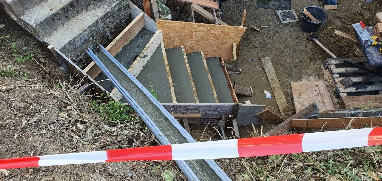 Frisch betonierte Außentreppe in der Holzschalung
